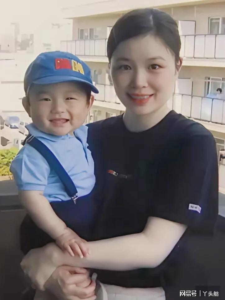 好博体育一岁左右的张本智和，在妈妈怀里，母子俩笑得很开心